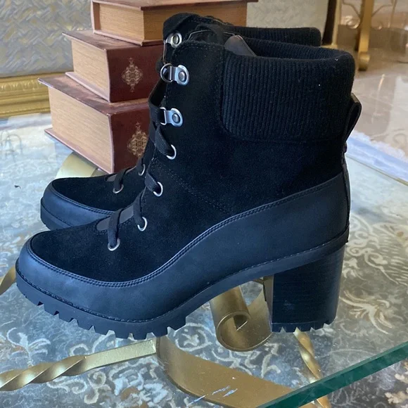 Woman lace up uggs boots - Picture 12 of 17